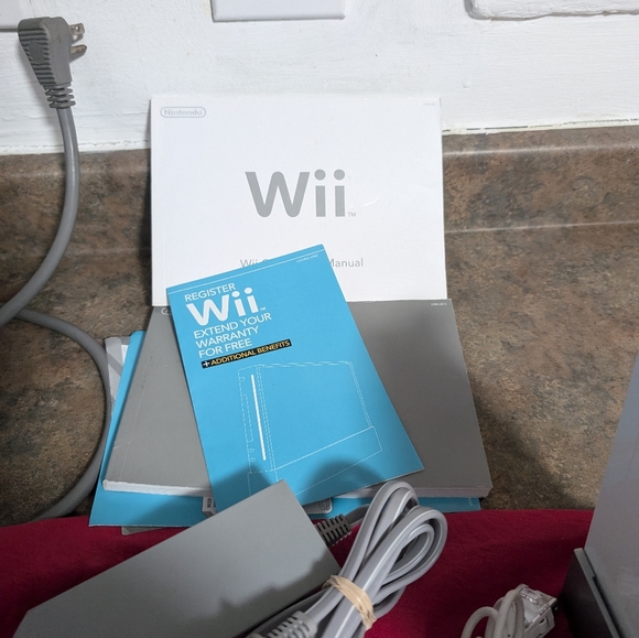 Nintendo Wii White Console Included + 2 Controllers - Picture 4 of 7
